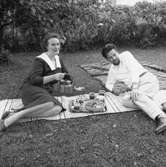 Picknick, ett par.
Elly Bergman