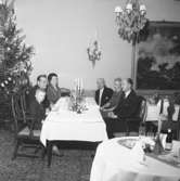 Nyårsfirande på hotell Laxbrogården, grupp sex personer vid bordet.