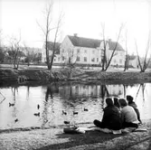 Motiv från Kopparberg, bostadshus och barn.