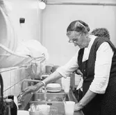 Luciafirande, interiör, en kvinna, diskning.