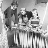 Ljusstöpning, interiör, kvinnor och barn.