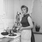 Köksinteriör, en kvinna vid spisen.
Ann Ramstedt, Ställdalen.
Bilden tagen för bryggeriets broschyr.