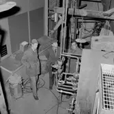 Den nya ångpanneanläggningen i Ställaden, interiör med arbetare.