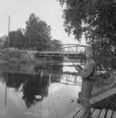Bron vid Löa, en pojke som fiskar.