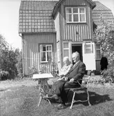 Bostadshus, ett äldre par, guldbröllop.
Johansson