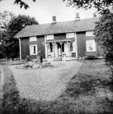 Bostadshus, en kvinna i dörren.Söör