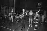 Trubaduren och viskompositören Alf Hambe håller tillsammans med gruppen Vindharpan konsert i Ekenskolans gymnastiksal i Kållered, år 1983. 