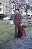 Skolvaktmästare Allan Falk med sin hund på Esplanaden i Huskvarna.