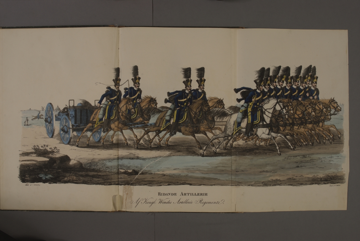 Kjell Hedberg, Plansch med ridande artillerispann från Wendes artilleriregemente. Handkolorerad litografi efter original av Alexander Clemens Wetterling. Ingår i planschsamlingen Kongliga svenska arméens uniformer utgiven som stentryck av Müller 1825.
