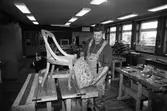 Kurs i lindomesnickeri i Sinntorpsskolans slöjdsal i Lindome, år 1983. En man som tillverkar göteborgsstolar.

För mer information om bilden se under tilläggsinformation.