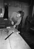 Kurs i lindomesnickeri i Sinntorpsskolans slöjdsal i Lindome, år 1983. En man som tillverkar göteborgsstolar.

För mer information om bilden se under tilläggsinformation.