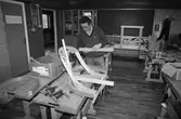 Kurs i lindomesnickeri i Sinntorpsskolans slöjdsal i Lindome, år 1983. En man som tillverkar göteborgsstolar.

För mer information om bilden se under tilläggsinformation.