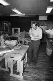 Kurs i lindomesnickeri i Sinntorpsskolans slöjdsal i Lindome, år 1983. En man som tillverkar göteborgsstolar.

För mer information om bilden se under tilläggsinformation.
