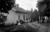 Bostadshus, släktgrupp framför huset.
Huset och skrädderiet i Öskevik, där Per Nilsson (givarens farfarsfar) bodde.