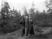 Tre unga kvinnor.
Till vänster Ingrid Pettersson och till höger Hildur Pettersson (givarens fastrar).