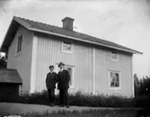 Bostadshus, en ung man och en pojke.