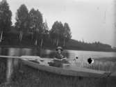 En kvinna i en roddbåt.
Ester Pettersson (givarens faster).