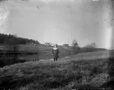 En liten flicka. Bostadshus i bakgrunden.
Kerstin Pettersson (givarens faster).