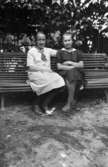 Två flickor på en bänk.
Till vänster Kerstin Pettersson (givarens faster).