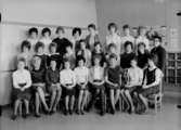 Vasaskolan, klassrumsinteriör, 26 flickor med lärarinna fru Gunborg Sinnvall.
Klass 8f, sal 19.