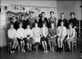 Vasaskolan, klassrumsinteriör, 14 skolbarn med lärarinna fru Margareta Berg.
Klass 8Ab, sal 17.