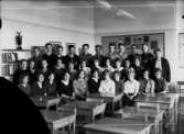Engelbrektsskolan, klassrumsinteriör, 32 skolbarn med lärarinna fru Greta Sondell.
Klass 6Aä, sal 22.