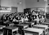 Almby Södra skola, klassrumsinteriör, 34 skolbarn med lärarinna fröken Ingborg Ivén.
Klass 4Ll, sal 4.