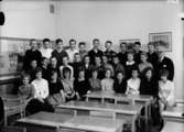 Engelbrektsskolan, klassrumsinteriör, 32 skolbarn med lärare Harry Hallmén.
Klass 6Ay, sal 19.