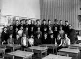 Vasaskolan, klassrumsinteriör, 30 skolbarn med lärare Bertil Berglund.
Klass 6Aq, sal 18.