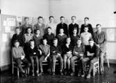 Olaus Petriskolan, klassrumsinteriör, 20 pojkar med lärare Gunnar Norlin.
Klass 8C, sal 9.
