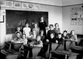 Engelbrektsskolan, klassrumsinteriör, 14 skolbarn med lärarinna fröken Kerstin Liljestrand.Klass 2ak, sal 14-15.