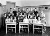 Almby Norra skola, klassrumsinteriör, 26 skolbarn med lärarinna fru Greta Sondell.
Klass 4B, sal 2.