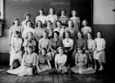 Vasaskolan, klassrumsinteriör, 22 flickor med lärarinna fröken Inga Johansson.
Klass 7b, sal 21.