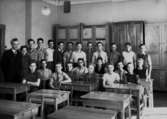 Almby Södra skola, klassrumsinteriör, 23 pojkar med överlärare Albert Johansson.
Klass 8D, sal 2.