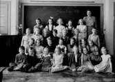 Engelbrektsskolan, klassrumsinteriör, 26 skolbarn med lärarinna fröken Sigrid Wiberg.
Klass 2af, sal 6, 7, 8.