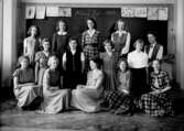 Engelbrektsskolan, klassrumsinteriör, 13 flickor med lärarinna fru Hertha Nessen.
Klass 7d, sal 19.