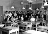 Vasaskolan, klassrumsinteriör, 24 flickor med lärarinna fröken Ester Larsson.
Klass 8c, sal 32.