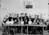 Almby Folkets Hus, klassrumsinteriör, 22 skolbarn med lärarinna fru Gudrun Westerdahl (ersätter lärare Sven Erik Pettersson).
Klass 4Rr.