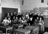 Olaus Petriskolan, klassrumsinteriör, 20 skolbarn med lärarinna fru Gudrun Lundin.
Klass 6Bb, sal 24.