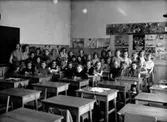 Olaus Petriskolan, klassrumsinteriör, 38 flickor med lärarinna fröken Britten Håkansson.
Klass 4a, sal 1.