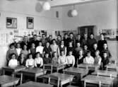 Almby Östra skola, klassrumsinteriör, 25 skolbarn med lärare Erik Österling.
Klass 4Bg, sal 1.