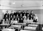Almby Östra skola, klassrumsinteriör, 26 pojkar med lärare vikarie Sigvard Fredriksson.
Klass 6Rr, sal 5.