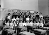 Vasaskolan, klassrumsinteriör, 33 skolbarn med lärarinna fröken Ingrid Lundqvist.Klass 4Au.