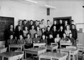 Olaus Petriskolan, klassrumsinteriör, 29 pojkar med lärare Tore Zötterman.
Klass 8A, sal 10.