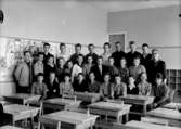 Klassrumsinteriör, 29 pojkar med lärare.