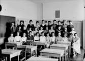 Klassrumsinteriör, 31 skolbarn med lärare.