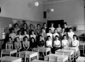Klassrumsinteriör, 25 flickor med lärarinna.
