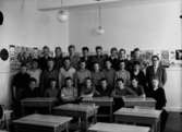 Klassrumsinteriör, 25 pojkar med lärare.