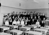 Klassrumsinteriör, 34 skolbarn med lärarinna.
