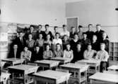 Klassrumsinteriör, 27 pojkar med lärare.